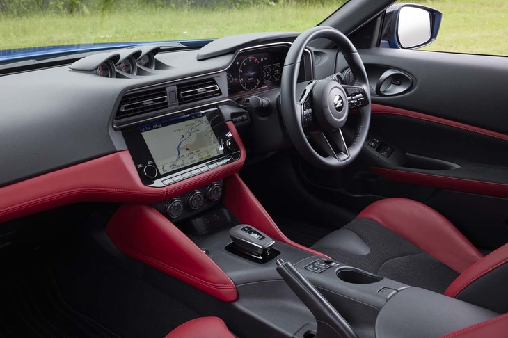 3連のサブメーターの下方にエアコン吹き出し口とオーディオのスイッチ類を配置する内装は、初代「フェアレディZ」のそれを模したもの。センターディスプレイの画面サイズは9インチ。