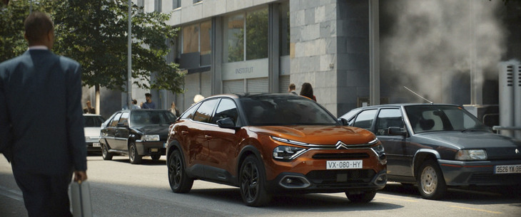 2021年2月現在、ヨーロッパで放映されている「シトロエンC4」のテレビCM「Oh, Happy day編」から。背景には「BX」や「エグザンティア」など、過去のモデルが続々と登場する。