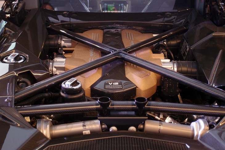 ランボルギーニ・アヴェンタドールLP780-4 Ultimae（自然吸気の6.5リッターV12エンジン）