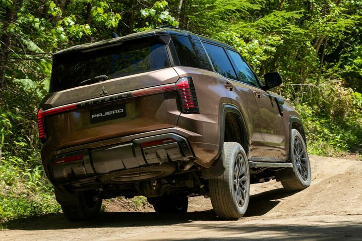 新型「パジェロ」の足まわりは、フロントがハイマウントのダブルウイッシュボーン式。リア側はコイルスプリング＋5リンクリジッドで、「トライトン」とは異なるパジェロ専用のものとなっている。
	 