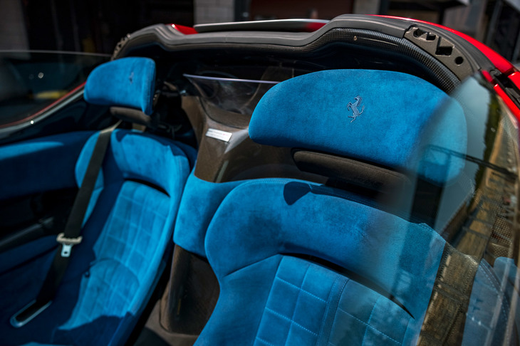 シートはボディーと一体となっているため、ポジションの調整はほぼできない。ドライバーは可動式のペダルボックスを動かすことで、ドライビングポジションを調整する。