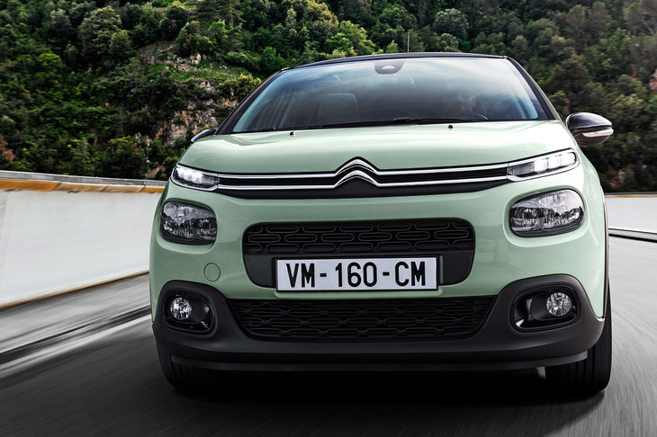 「C3」では上側のランプはデイライトとなっているので、昼でも夜でも、常時点灯していることになる。
	明照寺：「細かいところですが、これも『日産ジューク』とは違うポイントなんですよ」