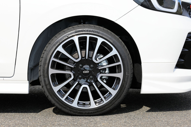 17インチアルミホイールの「MDE」。鋳造ながら、リムにスピニング加工を施すことで剛性を高めつつ、スポークの裏側にアンダーカットを施すなどして重量を軽減。ベース車の16インチホイールと比べると、サイズが拡大しているにもかかわらず一本につき1.7kgの軽量化を実現している。