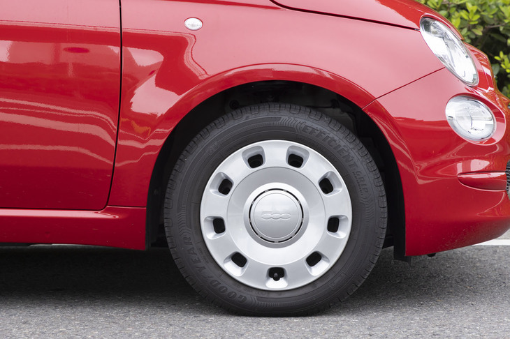 タイヤ＆ホイールは14インチ。スチールホイールとキャップの組み合わせだ。