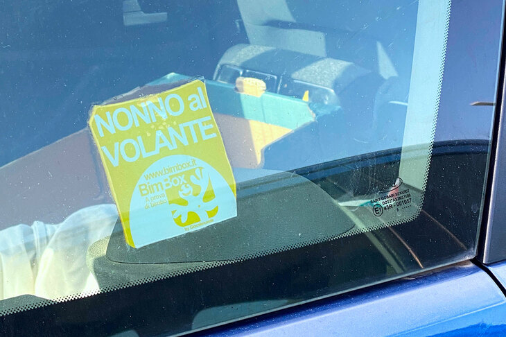 【写真2】「おじいちゃんが運転しています」ステッカー。ドアに貼られていて、親しみを感じさせる。