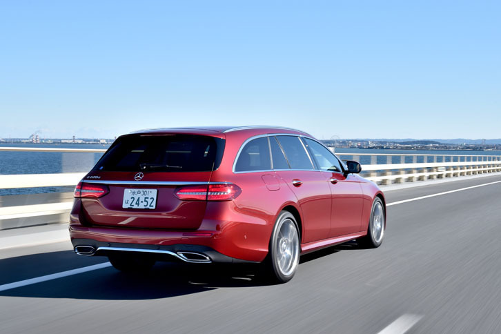 ボディー各部に遮音材を配置して静粛性を高めている。またボディー後部を専用設計とし、フロア剛性を高めて振動の発生を抑えている。