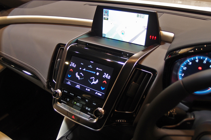 センターには、8インチ（上段）と7インチ（下段）のダブルディスプレイを搭載。