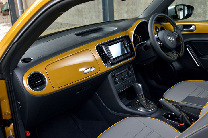 ボディーと同じサンドストームイエローメタリックのインストゥルメントパネルは、「ザ・ビートル デューン」のインテリアにおける特徴のひとつ。