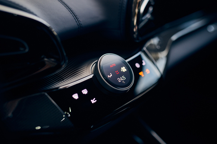 フェラーリ・プロサングエ（空調のコントロールパネル）