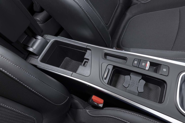 運転席と助手席の間には、さまざまな収納スペースが確保される。（写真右端にスイッチが見える）電動パーキングブレーキには、オートホールド機能が追加された。