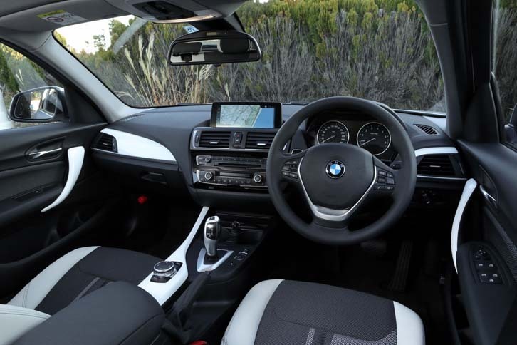 「120iスタイル」のコックピット。ホワイトアクリルガラスカラーのアクセントが施されるなど、3つのデザインラインの中では、最もラグジュアリーに仕立てられている。