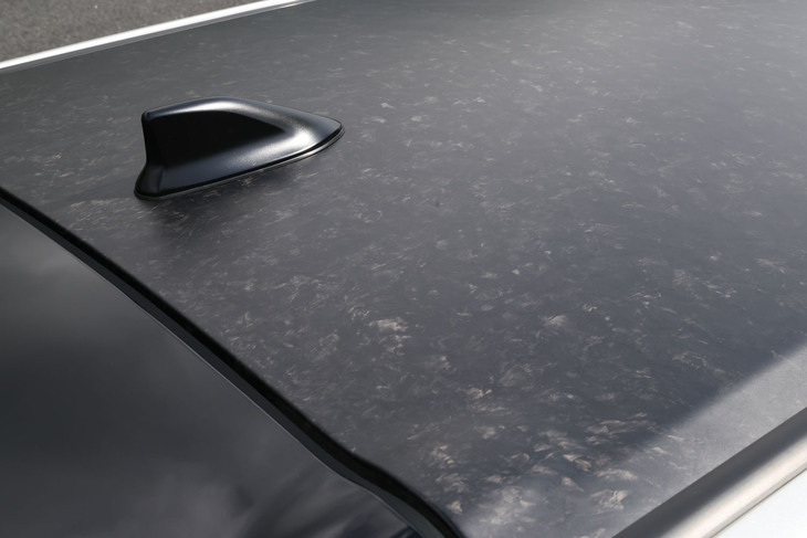 SMC工法で成形されたCFRP素材のルーフパネルを標準で採用。軽快なスポーツ走行に直結する軽量化と低重心化を実現したと説明される。