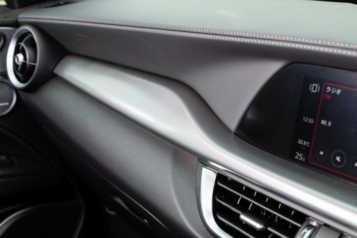 インストゥルメントパネルやセンターコンソールは、アルミのインサートでドレスアップされている。