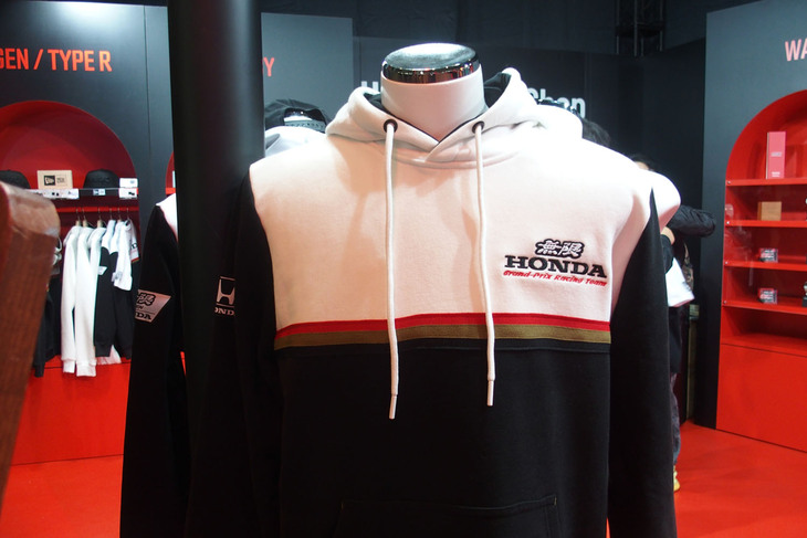 ホンダブースのアクセサリー販売コーナー。