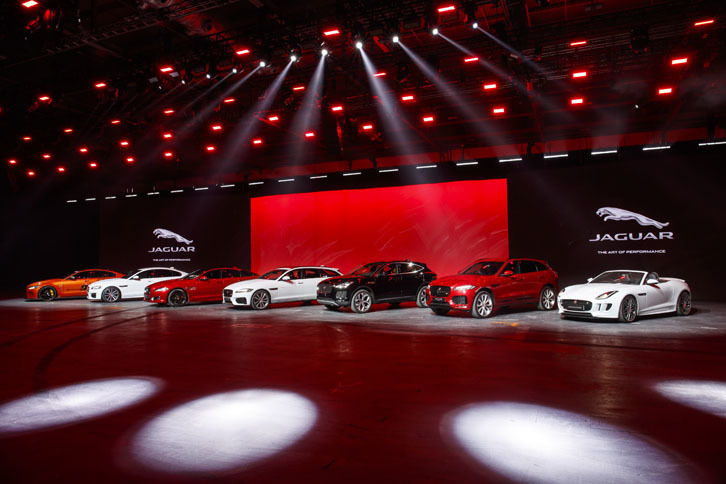 舞台にはジャガーのラインナップがずらりとそろった。