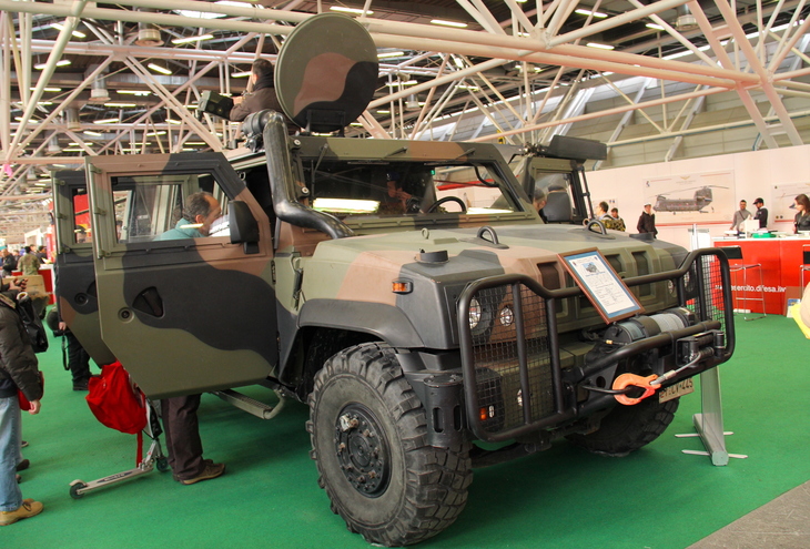 これ以下の4点はいずれも2012年のボローニャモーターショーにおけるイタリア陸軍ブースで撮影。「イヴェコVLTM」は－32度～＋49度まで使用が可能である。