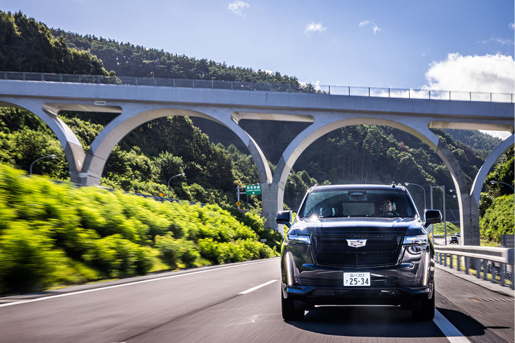 グランドツーリングは「エスカレード」の得意科目。トルクあふれる大排気量エンジンと、おおらかな乗り味、先進の運転支援システムの組み合わせで、どこまでも走って行けそうな気分になる。