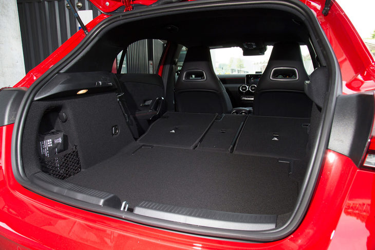 後席をすべて倒し、荷室を最大化した状態。フロアはフルフラットにはならず、後席部分には傾斜が残る。