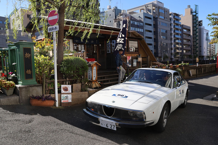 小松屋の前を通って柳橋を渡ろうという1972年「アルファ・ロメオ・ジュニア ザガート1600」。