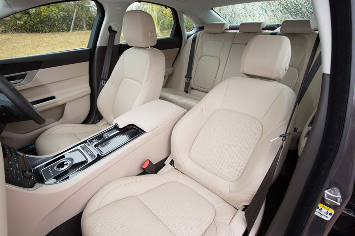 淡いベージュ色のレザーシートが備えられた試乗車のインテリア。車内空間では特に後席の居住性の改善が図られており、レッグルームが15mm、ニールームが24mm、ヘッドルームが27mm拡大している。
