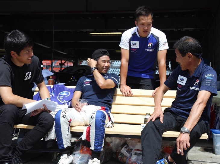 レース終了後には、お隣のピットだった中山雄一選手（写真左）も交じえてお話しする場面も。普段はなかなか目にすることのない、リラックスした雰囲気のプロドライバーたちが近くで見られるのも、この86/BRZ Raceのいいところですよね！