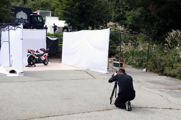 プロカメラマンによる愛車撮影コーナーも。バックスクリーンが設置されるなど屋外ながらスタジオさながらの撮影が行われていた。きっとオーナーにとっては、一生の宝物になることだろう。