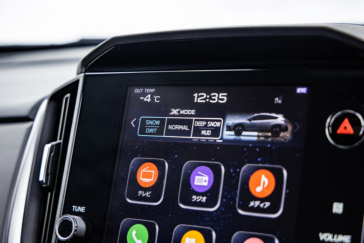 「クロストレック」では「X-MODE」のモード切り替えをタッチ式の縦型センターディスプレイを介して行う。写真は「SNOW・DIRT」を選択した様子。