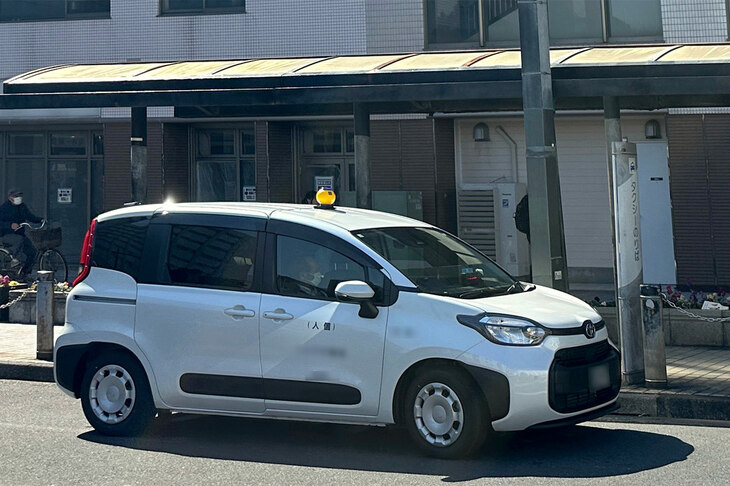 「トヨタ・シエンタ」のタクシーをたびたび見かけるようになった。東武線竹ノ塚駅にて。