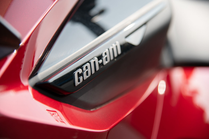 「Can-am（カンナム）」とは、カナダのBRPが製造するトライクのブランド名で（海外ではATVも擁する）、今回試乗した「スパイダー」に加え、より軽快な「ライカ―」もラインナップされる。