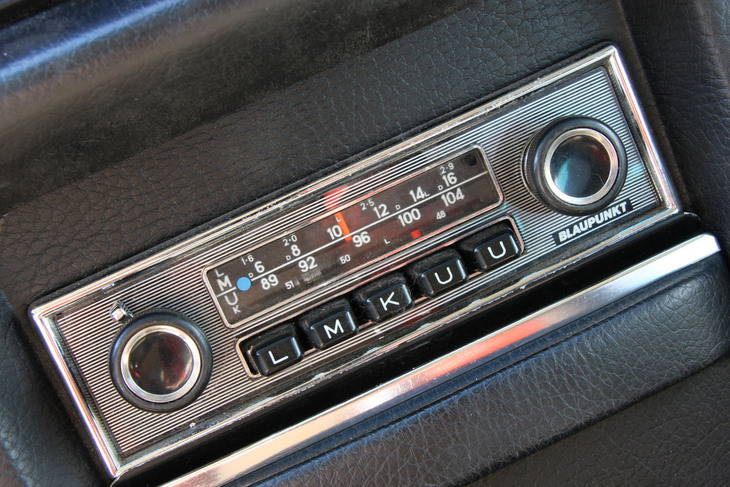 さるドイツ人オーナーの1973年「メルセデス・ベンツ230.6ロング」に装着されていたブラオプンクト製ラジオ。