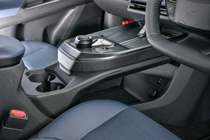 ブリッジ状のセンターコンソールの下部には収納スペースがたっぷり。シフトセレクターはダイヤル式を採用している。