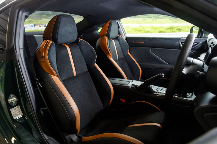 インテリアカラーは「ブラック×タン」で落ち着いた印象に。これをカタログモデルにも設定してほしい。