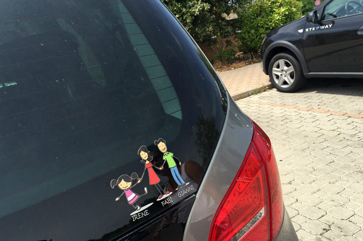 これがニューモードの「記名家族ステッカー」。「オペル・メリーバ」に貼られたもの。