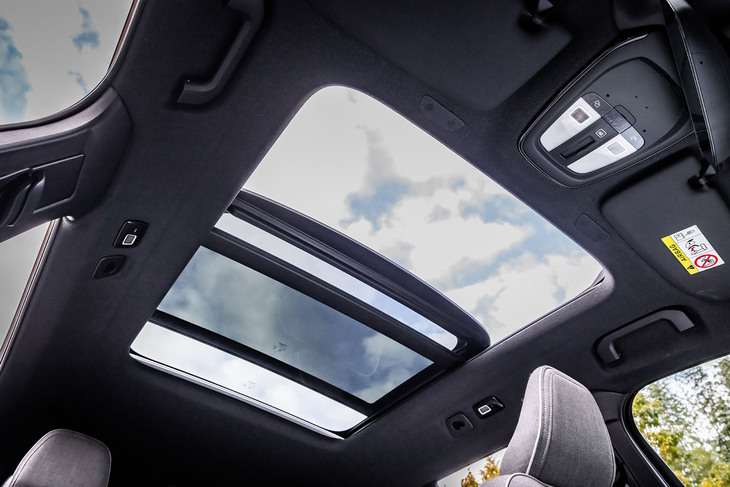 リアシート上部にまで広がる大きな開口部をもつチルトアップ機構付き電動パノラマガラスサンルーフは、「EX40」の全グレードで標準装備とされるアイテム。