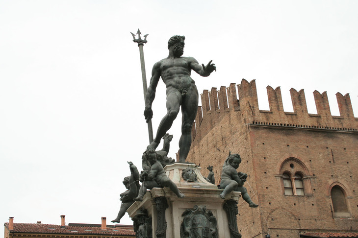 ボローニャのマッジョーレ広場にある海神ネプチューン像。マニエリスムの彫刻家ジャンボローニャによる16世紀中盤の作。マセラティのシンボルとなっているのは、この作品の矛である。