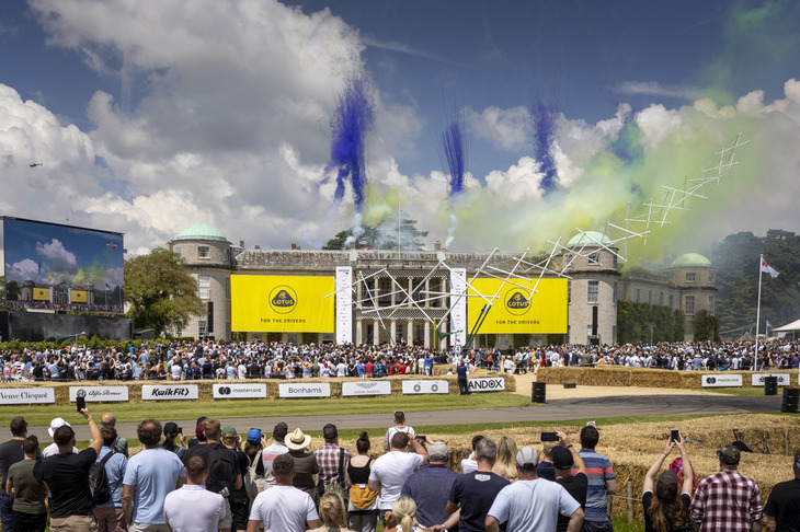 英国サセックス州チチェスターの1万2000エーカーという広大な私有地を舞台に開催される「グッドウッド・フェスティバル・オブ・スピード」。リッチモンド伯爵家が主催し、招待されたオーナーや車両のみが走行できるイベントとして始まった。