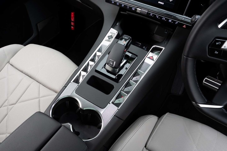 シフトセレクターの両サイドにはウィンドウの開閉スイッチやドアのロック／アンロックスイッチがレイアウトされる。シルバーの部分には「クル・ド・パリ」と呼ばれる細かな三角形の細工が施されている。