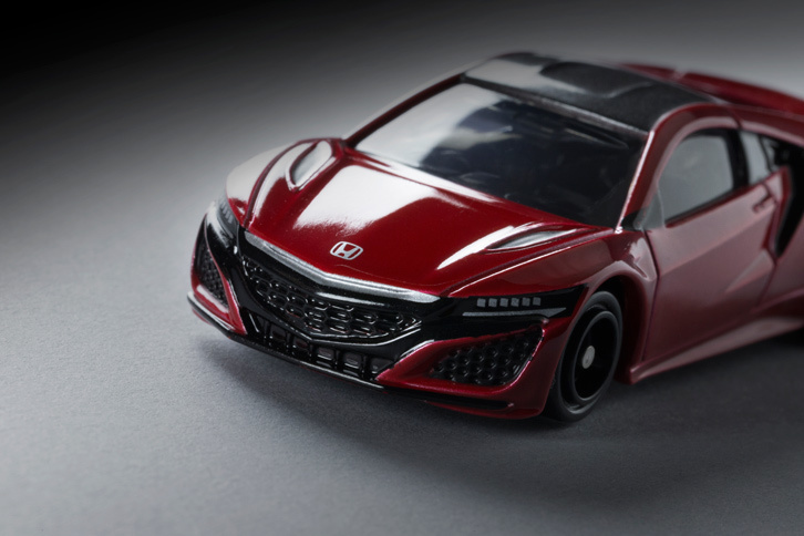 「NSX」のフロントマスク。前輪用のモーターやラジエーターなどが搭載されるため、フロントフードの下に収納スペースはない。（写真＝郡大二郎）