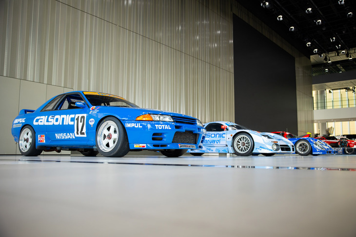 1990年全日本ツーリングカー選手権シリーズ（グループA）でチャンピオンに輝いた「Calsonic R32 Skyline GT-R」（写真手前）。