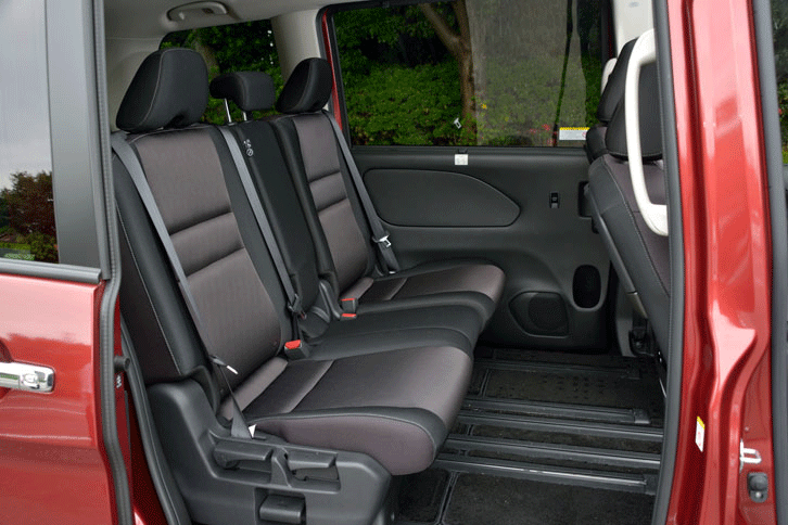 2列目シート。アームレストにもなる中央席部分は、前方の運転席／助手席間にまでスライドできる。これにより2列目は、シート間のウオークスルーや、左右方向のシートアレンジが可能となる。