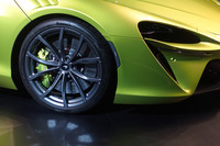 タイヤは「アルトゥーラ」専用開発の「ピレリPゼロ」が装着されている。サイズは前：235/35ZR19、後ろ：295/35ZR20となる。