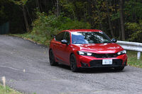 試乗コースとなったのは「群馬サイクルスポーツセンター」。クネクネと曲がったアップダウンも激しいコースで、しかも試乗当日は、ぬれた落ち葉が路面に積もる難しいシチュエーションとなっていた。