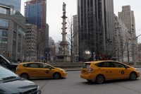 ニューヨークのコロンバス・サークルを行く「トヨタ・プリウスv（日本名：プリウスα）」のタクシー。2018年3月のニューヨークオートショー取材の折に撮影したもの。