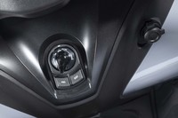 イグニッションスイッチのそばには、給油口とシートのロック解除ボタンが並ぶ。