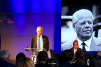 2022年6月、風洞実験施設の開設50周年式典で。祖父バッティスタの肖像とともに。