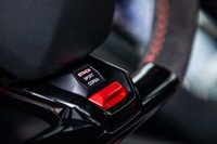 エンジンやトランスミッション、ESC、ABSなどを制御するドライブモードセレクター「ANIMA（アニマ）」のスイッチがステアリングホイール下部に配置される。走行シチュエーションに合わせ「ストラーダ」「スポーツ」「コルサ」の3つのモードから選択できるようになっている。