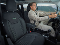 高強度ファブリックのシートを装備　150台限定の「ジープ・レネゲード ノーススターエディション」登場の画像