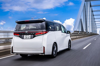 低重心・高剛性で定評のある「GA-K」プラットフォームをベースに、フロントドアまわりの環状構造化やロッカーのストレート化、フロントクロスメンバーのストレート化、フロントタワーバーの追加などでさらなる高剛性化が図られた。フロント強化ブレースは「ヴェルファイア」にのみ使用される。