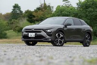 V字型のライトシグネチャーは最新のシトロエンに共通のデザイン要素。V字に挟まれた部分がヘッドランプ。