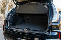 荷室容量は637リッターで、6：4分割可倒式の後席を倒せば、1384リッターに拡張が可能。プレミアムブランドのモデルだけに、フロアボードや側壁はカーペットで覆われている。